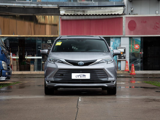 MPV Toyota Sienna di seconda mano con motore aspirato e fari a LED