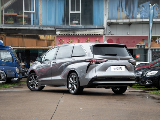 MPV Toyota Sienna di seconda mano con motore aspirato e fari a LED