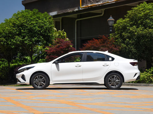 2024 KIA K3 Economy EV Car Compact Sedan Auto con autonomia di 410 km e velocità massima di 165 km/h