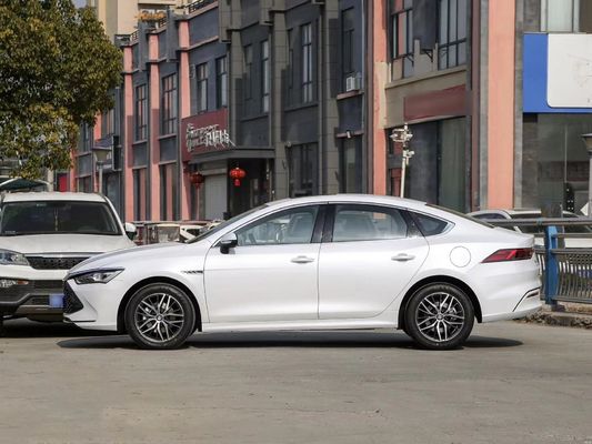 BYD QIN Plus Dm-I Made In EV Car 5 posti a sedere hatchback con energia 55/120km veicolo ibrido
