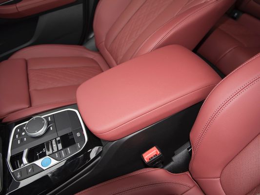 BMW iX3 pattuglia elettrica 4 o 5 posti Potenza totale 210kw Velocità massima 180kw/h