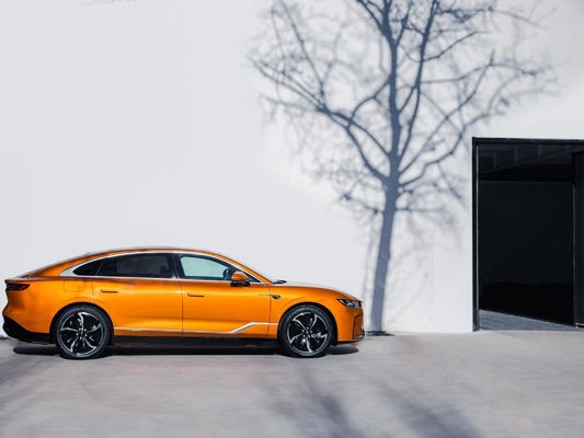 2024 Voyah Zhuiguang Sedan elettrica Standard 5 posti Veicolo elettrico 5 colori 3000 mm passo