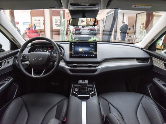 Comodo ed elegante Hongqi E-Qm5 Auto elettrica pura di medie dimensioni con passo tra le ruote di 2990 mm