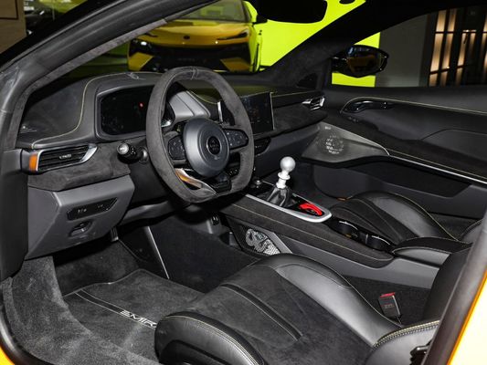 Lotus Emira La perfetta combinazione di prestazioni e stile in una supercar 2 2 layout