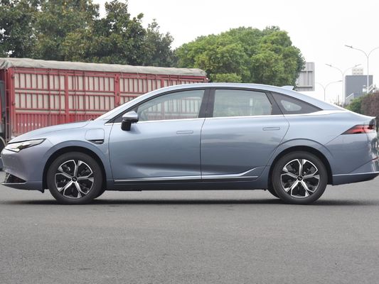 Veicoli elettrici Xpeng P5 vendono direttamente auto elettriche cinesi in vari colori