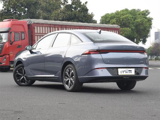 Veicoli elettrici Xpeng P5 vendono direttamente auto elettriche cinesi in vari colori
