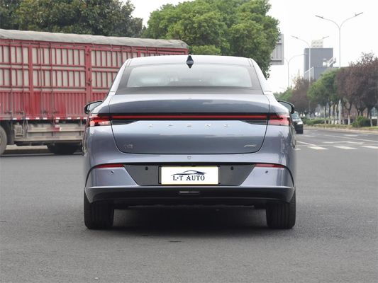 Veicoli elettrici Xpeng P5 vendono direttamente auto elettriche cinesi in vari colori