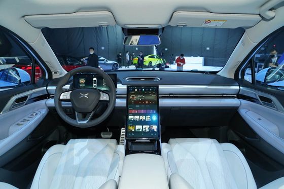 Veicoli elettrici Xpeng P5 vendono direttamente auto elettriche cinesi in vari colori
